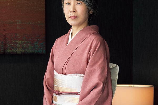 作家・澤田瞳子さんの着物の時間──着物の魅力は平面の中に季節があり、温度や匂いまでもが感じ取れるところ