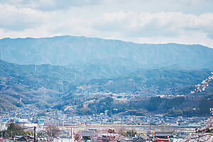 阿部さんが暮らす長野県飯田市からは木曽山脈が間近に望める。「寒がりなので、台湾の温暖な気候が恋しいときも」