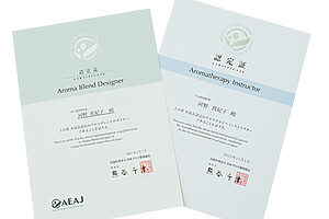 資格認定証。2つ取得するのに1年ほど