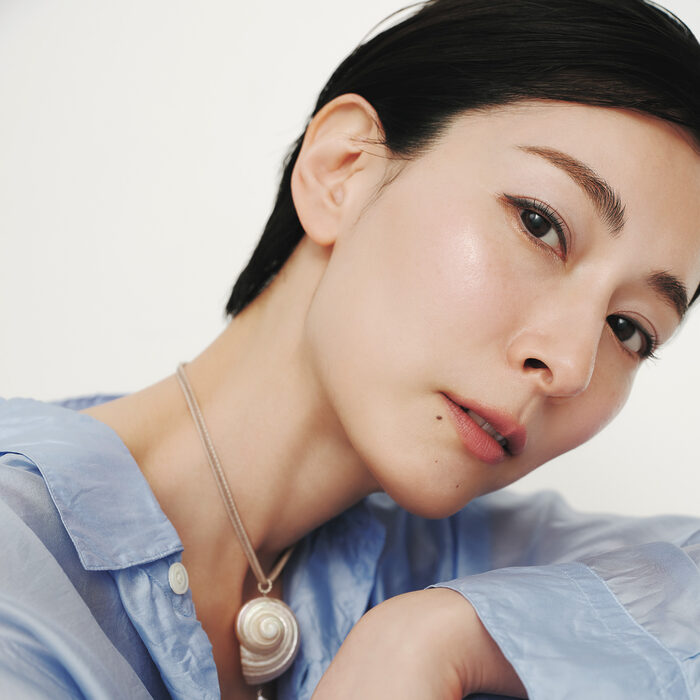 大人こそ、カラーアイライナーで抜け感のある目元に──レイナの「大人の簡単・きれい・メイク術」