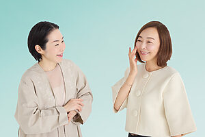 美容ライターの宇野ナミコさん（左）と美容ジャーナリストの小田ユイコさん（右）。今は、美白ケアというより、ブライトニングが主流なんだそう