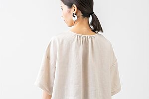首の後ろにゴムを入れることで、楽な着心地なのに、きちんと感をキープ
