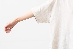 少し長めの袖丈で、気になる二の腕やひじをカバーしてくれる気遣いがうれしい