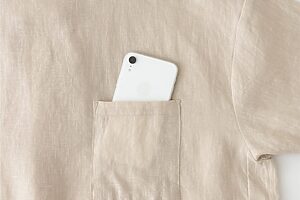 胸元にはスマホも入る大きなポケットを