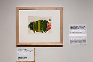 第1章では、さまざまな表情のはらぺこあおむしの原画が展示《『はらぺこあおむし』1969年版「ちっぽけだった あおむしは、ほら、こんなにおおきくて、ふとっちょに なったのです。」》1969年