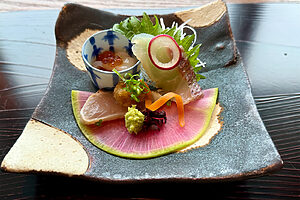 お造り。右上から／タイの昆布締め、サワラのたたき、イカそうめんのいくらのせ