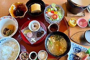 朝食も淡路島の味覚にあふれている。すり流し、山椒とろろ、納豆、発酵たらこ、出汁巻きたまご、淡路野菜のサラダ、淡路島天然魚の発酵焼き、靖一郎豆乳の手作り豆腐、季節野菜の炊合わせ、鬼おろし、ひじき、京丹後産コシヒカリ、淡路野菜の味噌汁、香の物、水物。発酵食品を多彩に取り入れ、バランスが取れた大変健康的な朝食は、淡路島の1日のスタートにふさわしい