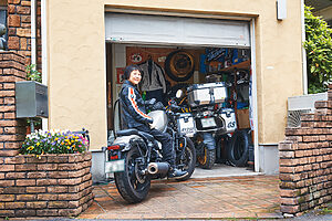 編集者・広瀬桂子さんは、夫の影響で大型バイクを趣味に。自宅のガレージには、広瀬さん夫婦と息子の3台のバイクが収納可能だという