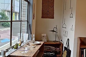 「店名のアンタイディー（UNTIDY）は、だらしないという意味で、名前のとおり店の中はごちゃごちゃしています」と柏原さん。ジャンルは様々でひとつひとつ見ていると、宝探ししている気分になります