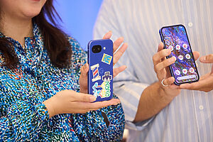 スマホの背には、同梱されているオリジナルステッカー《展開のたね ― 組み合わせから生まれるデザイン ―》（藤田望人）が。HERALBONY の契約アーティストである藤田さんがGoogle Pixelからインスパイアされた文字やモチーフを描き下ろしたもの