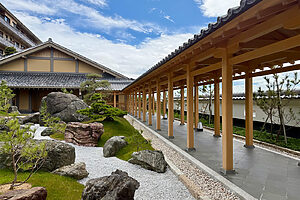 匠の技術が結集した、300年はもつという回廊。日本庭園と回廊が完全に調和し一体感が生まれるように設計されている