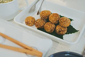 浅型のバットには、ひよこ豆、雑穀、ズッキーニを使った少しスパイシーなコロッケを