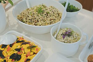 深めの容器には、ナスと枝豆のディップを