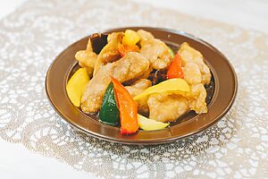 〈銀座アスター〉の「鶏肉と彩り野菜の甘酢ソース」