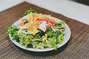 〈RF1〉の「足りないカラダに 緑の30品目サラダ〜にごり酢使用 大根のおろしポン酢ソース〜」