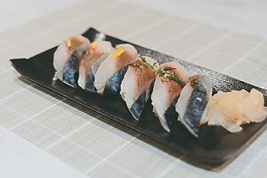 〈古市庵〉の「にごり酢のしめさば握り」