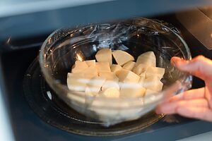 （1）じゃがいもは皮をむいて2〜3cm角に切る。水にさっとさらし、水気を切る。耐熱容器に入れて塩少々（分量外）を振り、ふんわりラップをし電子レンジ（600W）で5分加熱する