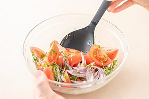 （3）2にトマト、紫玉ねぎ、パクチー、ミントを加えてさっと和える