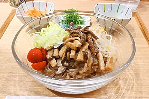 だし和え麺 彩り野菜、こんにゃく麺、椎茸だし