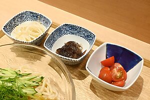 有料トッピングから３種、もやしナムル、きくらげ、トマト