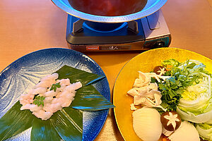 鱧鍋。焼き鱧の骨を昆布と一緒に半日以上煮込んでとった出汁に鱧をサッとくぐらす。淡路島産新玉葱、レタス、豆腐、白舞茸、椎茸、人参、三つ葉と共に。辛味が少なく甘い淡路島産の新玉葱やシャキシャキのレタスとの相性は最高