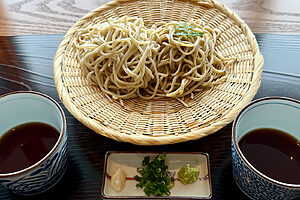月替わりの変わり蕎麦（右）は、山椒蕎麦。山椒の風味とピリッとした刺激が蕎麦とよくなじみ、箸が止まらない。左は二八蕎麦。富山県産の新蕎麦粉を使用し、風味とコシのある更科蕎麦に
