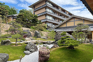 見る角度によって表情を変える日本庭園。季節ごとに色も香りも変化し、瀬戸内海の自然と同化している。静寂に満ち、心落ち着く空間