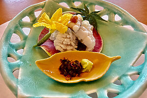 鱧の湯引き 梅肉のせ。皮目からサッと湯引きした鱧は、ふっくらしっとり。余分な脂が落ちつつ、程よい脂を残しているふっくらとした肉質を味わう一品