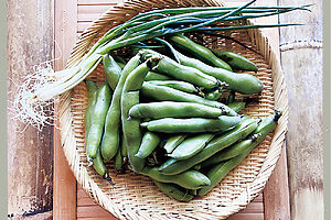 葱油蚕豆の材料。市場で空豆を買うと、小葱をおまけにつけてくれるのも面白い