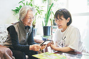 スマホで特急券を予約する方法を教える手越さん。石渡さんはいつも、その日に聞きたいことをちゃんと決めておく