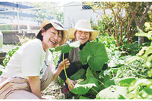 もう一つの目的は蕗を摘んで下ごしらえすること。今度は手越さんが教わる番