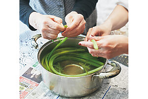 筋取りがものすごく手早い石渡さん。「採れたての蕗は茎だけではなく葉も美味しいのよ」とレクチャー