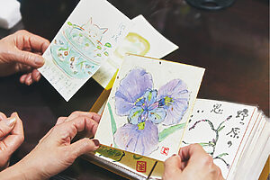 ふたりとも絵を描くことがライフワーク。送り合った絵手紙は大切に保管