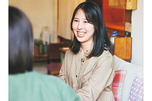 【旧知の仲だから隠すことが何もなくて気楽】「年は離れているけど普通の友達だから、取材で何を話せばいいんだろう？って、考えちゃいました」と金森さん。手越さんに悩みを相談することもあるけれど、たいていは他愛もない話題で盛り上がる