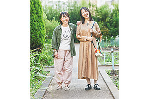 天気がいいのでちょっと公園を散歩することに。並んで歩きながらも話が尽きない2人