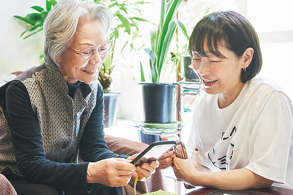 上は80代、下は20代。イラストレーター・ニャンパッチさんの年の差友達との友人関係