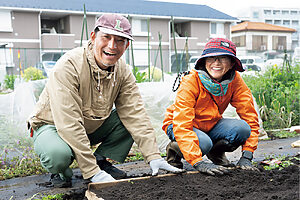 左は竹内さん、右はアドバイザーの佐々木環さん。写真はならし板で土を畝に盛る作業