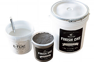 〈KEISOUKUN〉の各種商品。右から、コテで塗るタイプの〈FINISH ONE〉18kg 2万2770円、5kg7,590円、ローラーで塗るタイプの〈K-PAINT〉1.5kg 7,590円