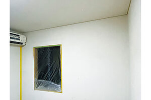 9：00　20年経った6畳の子ども部屋。壁紙の汚れをまずは拭き掃除