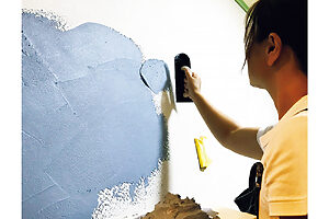 14：30　横壁を白の〈K-PAINT〉で、奥は青の〈FINISH ONE〉で塗る