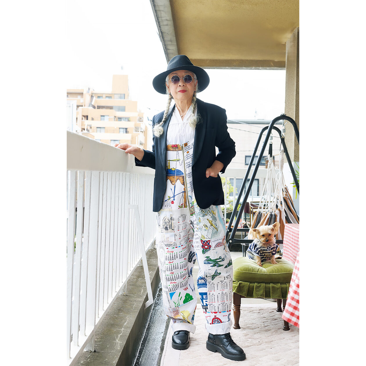 ファッショニスタ・島崎真代さんに学ぶ着こなし術──ひとクセアイテム