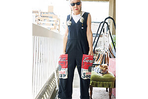 メルカリで購入した〈Lee〉のサロペットに、SHEINで500円ほどだったというトートバッグをポケットにリメイク！　まさに島崎さんのセンスとアイデアが生きた装い。タンクトップはGU