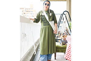 大胆なロゴが目をひくワンピは1,500円、レイヤードしたデニムは2,200円。ヘアバンドは3本セットで数百円という買い物上手な島崎さんらしいプチプラコーディネート。すべてSHEINで購入