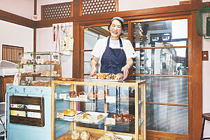 「おやつ工房ひびのや」店主・渡邊裕子（わたなべ・ゆうこ）さん　靴のデザイナー、ベーカリー勤務を経て結婚。子育てをしながら食に関わる仕事に携わる。2017年10月「おやつ工房ひびのや」をオープン