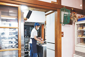 水回りや配線の工事をして業務用オーブンを置いた工房。店先が見えるので、接客の合間に仕込みをしたり追加でお菓子を焼くにも便利