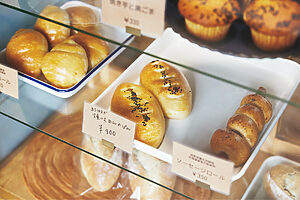 北海道産の小麦粉を使ったパンやマフィン、スコーンなど。定番商品と季節替わりの商品と、合わせて常時20種ほどを揃えている