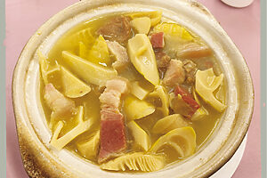 上海の春を代表する味、醃篤鮮。土鍋の蓋を開けると、筍と鹹肉の香りがふわりと立つ