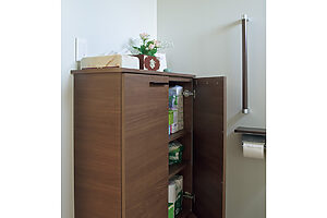 【生活用品の定位置をあらかじめ考えた収納】トイレ周りの消耗品は、造り付けの収納棚に収まる分だけをストックして、生活感を見せないように工夫している