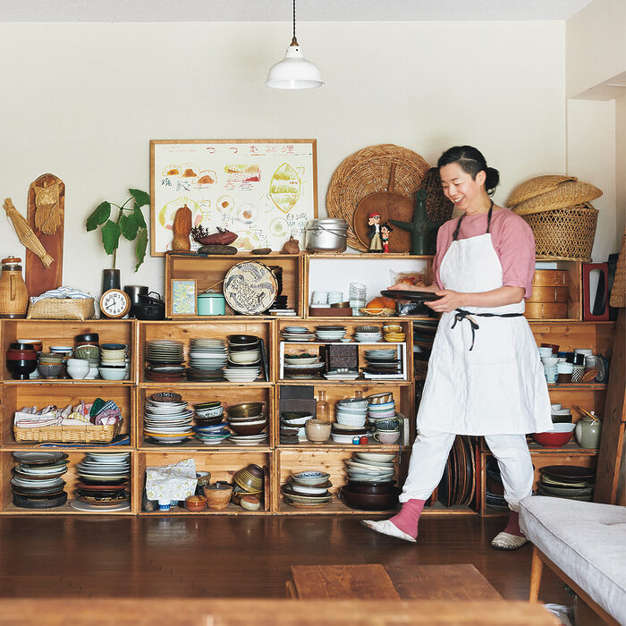 りんご箱を縦横自在に使って、食器棚に。買い足しながらアレンジする楽しみ【暮らしの好きを集めた棚百景②】