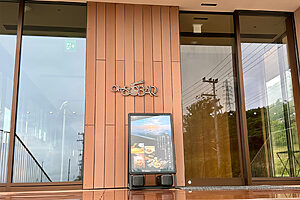 《Oh-SOBAR》エントランス。蕎麦店には見えないモダンな造り